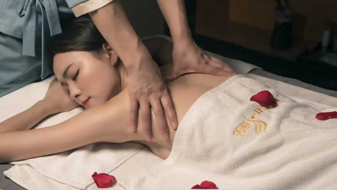 Body massage with oil and hot stone